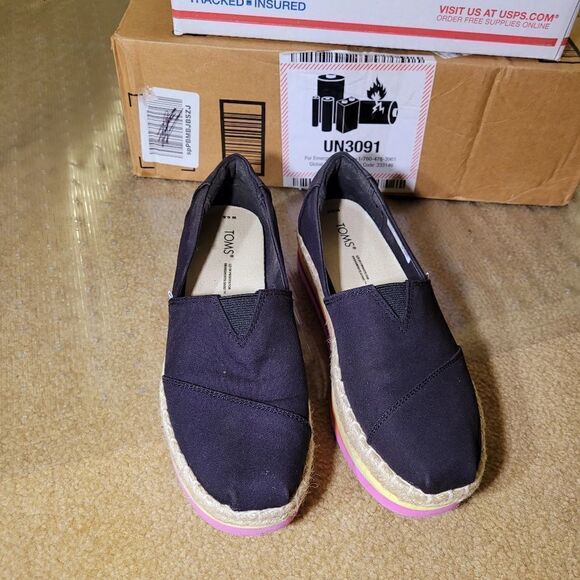 TOMS   - Picture 7 of 9